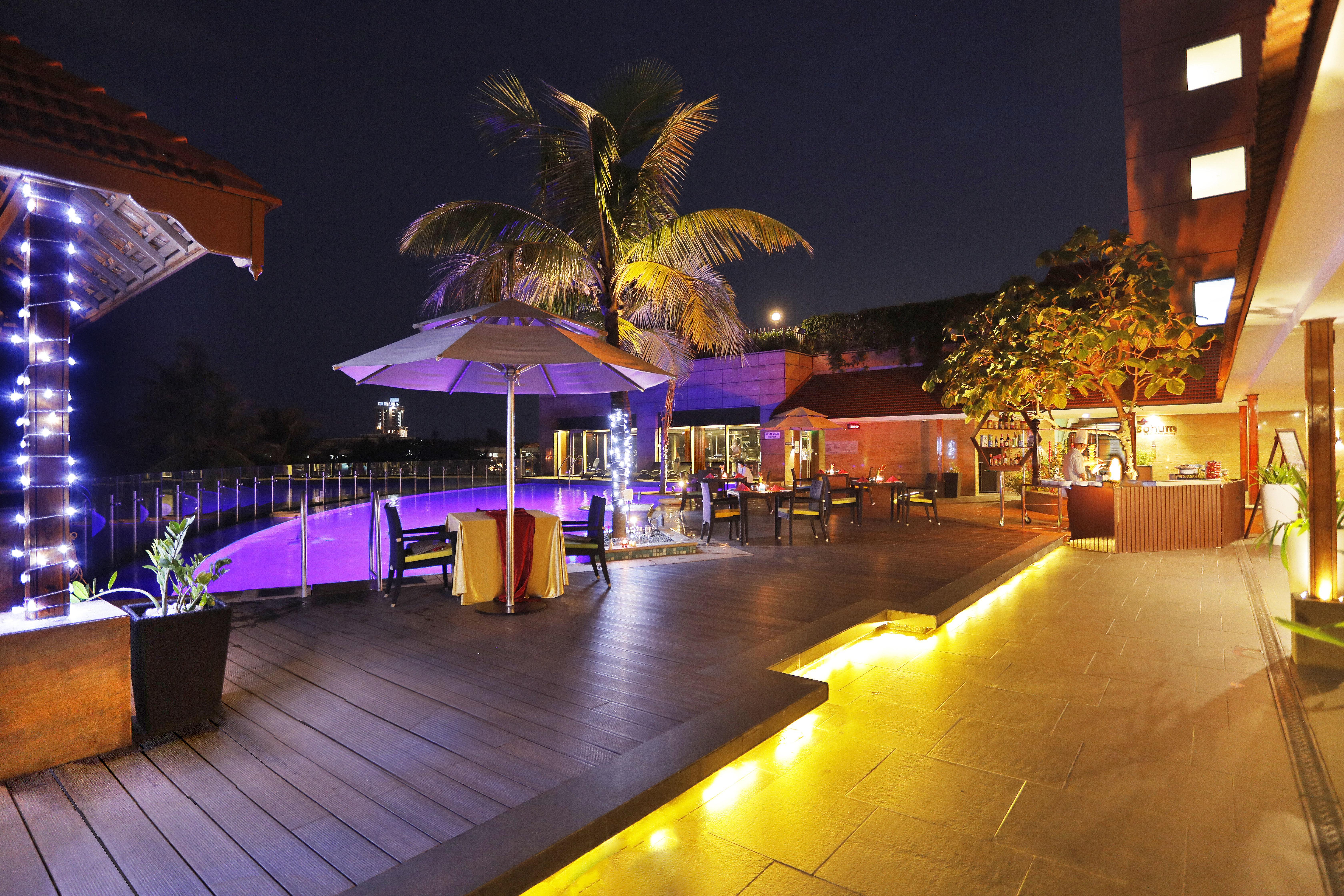 Crowne Plaza Kochi By Ihg Ξενοδοχείο Εξωτερικό φωτογραφία The pool at the hotel