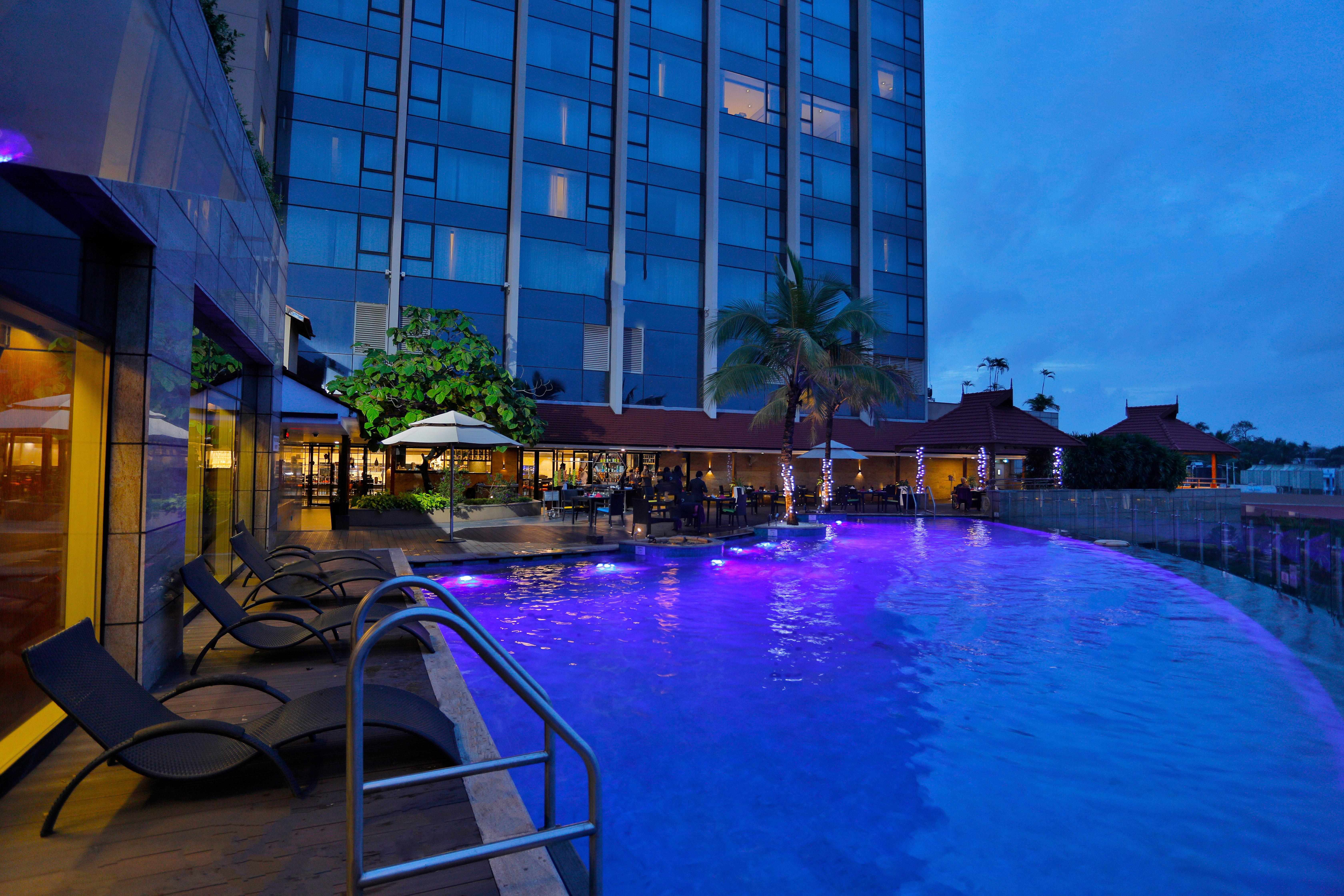 Crowne Plaza Kochi By Ihg Ξενοδοχείο Εξωτερικό φωτογραφία The pool at the hotel