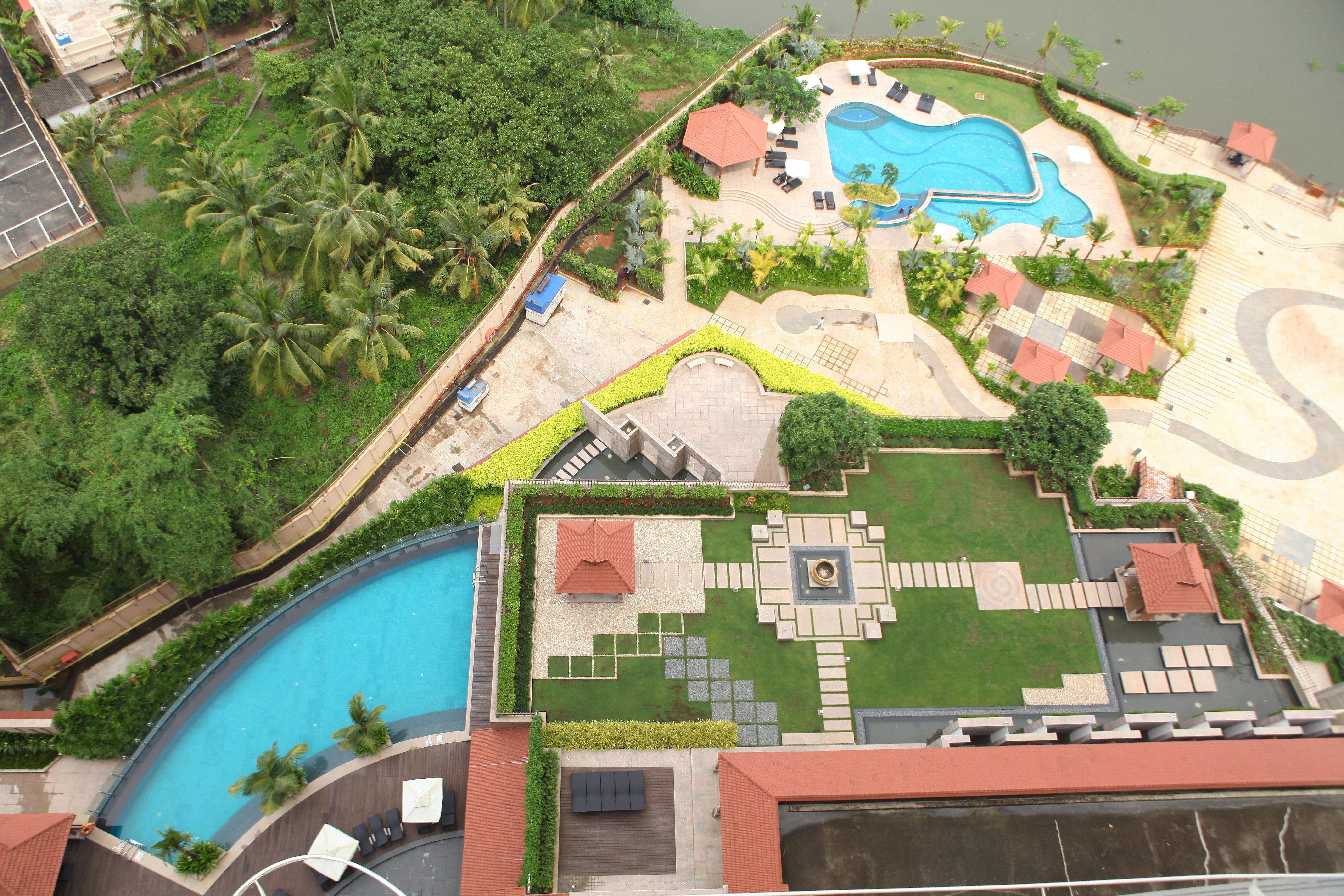 Crowne Plaza Kochi By Ihg Ξενοδοχείο Εξωτερικό φωτογραφία The swimming pool at the hotel