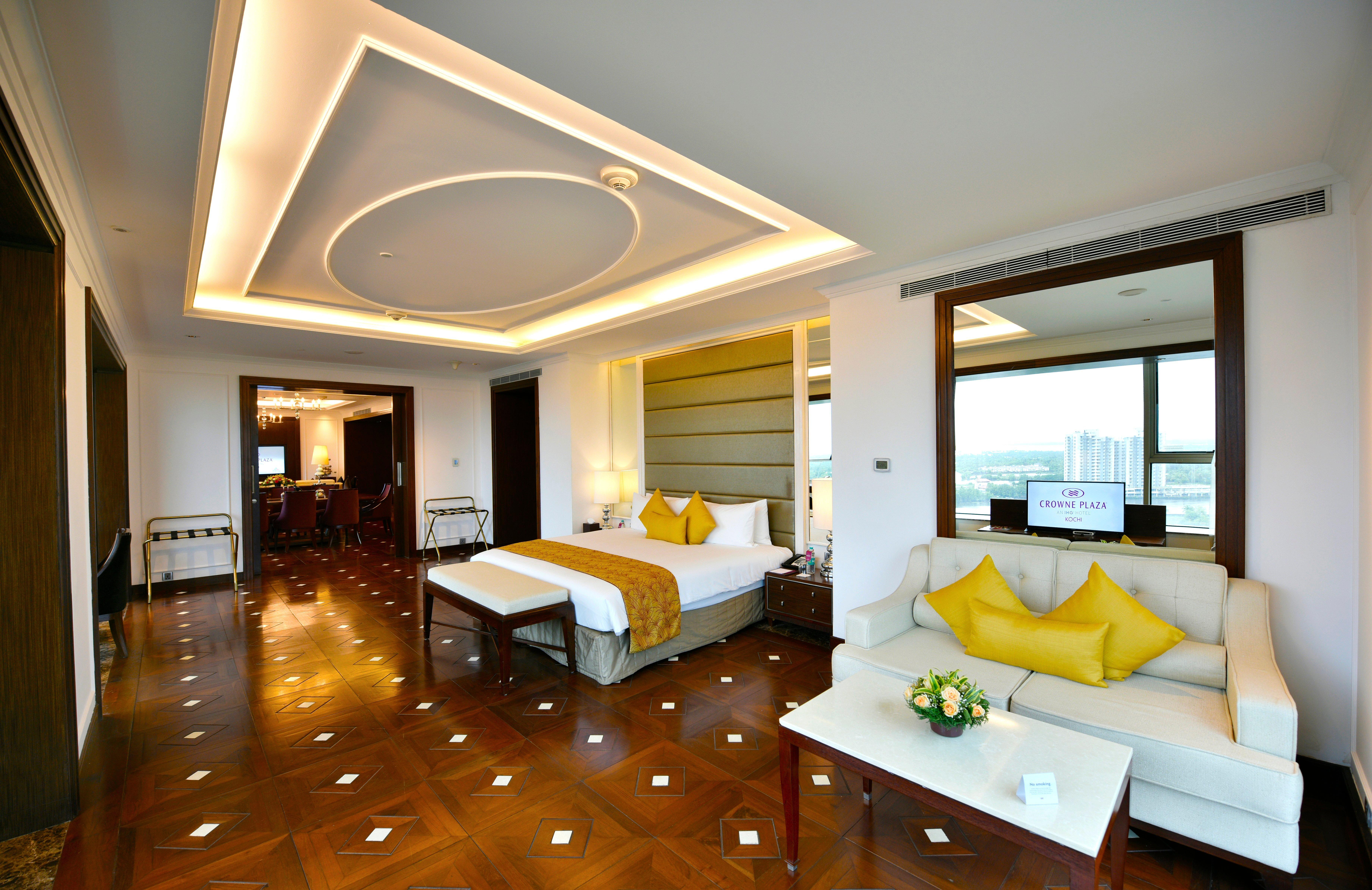 Crowne Plaza Kochi By Ihg Ξενοδοχείο Εξωτερικό φωτογραφία Suite at the hotel