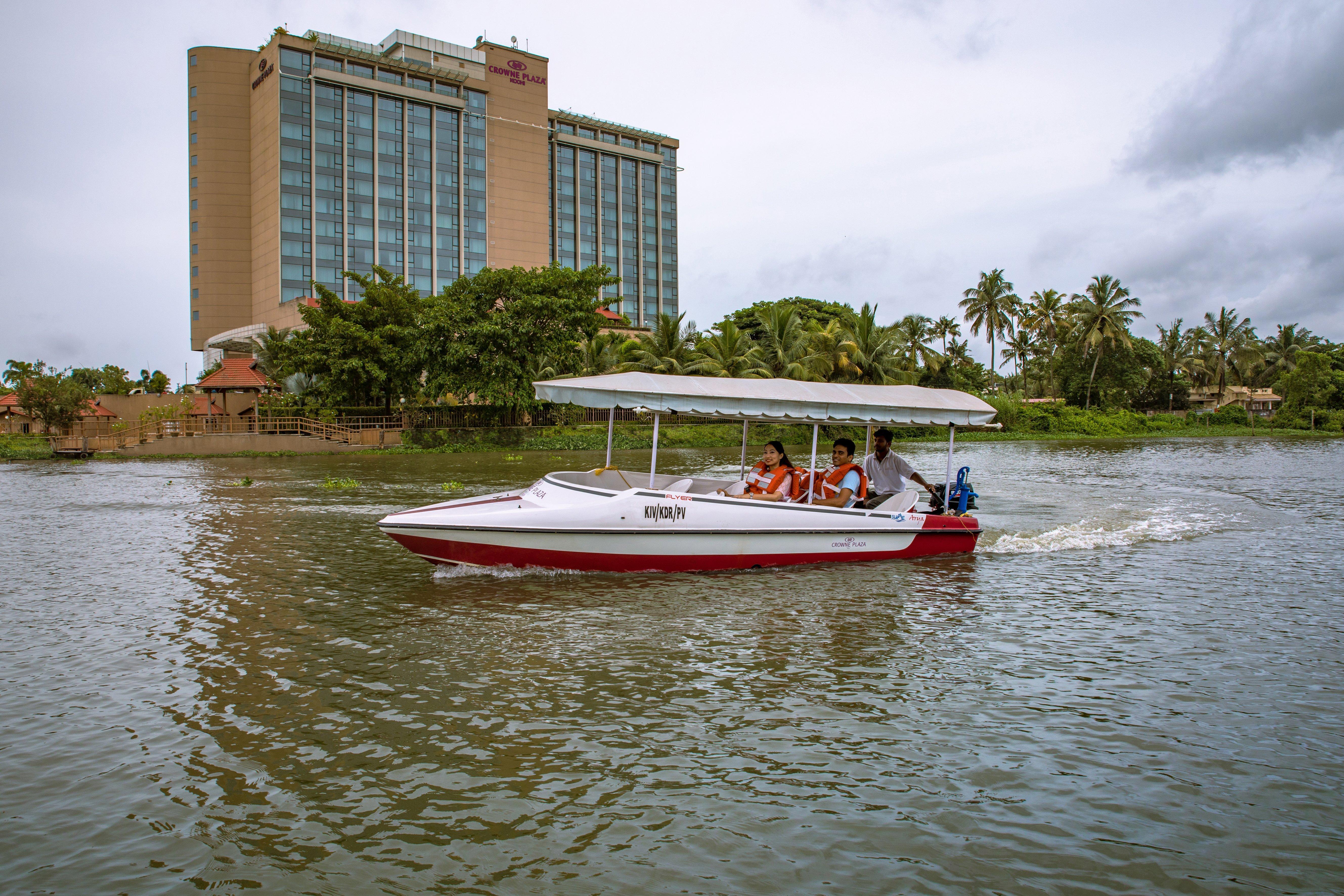 Crowne Plaza Kochi By Ihg Ξενοδοχείο Εξωτερικό φωτογραφία Solar boat in Cochin, India