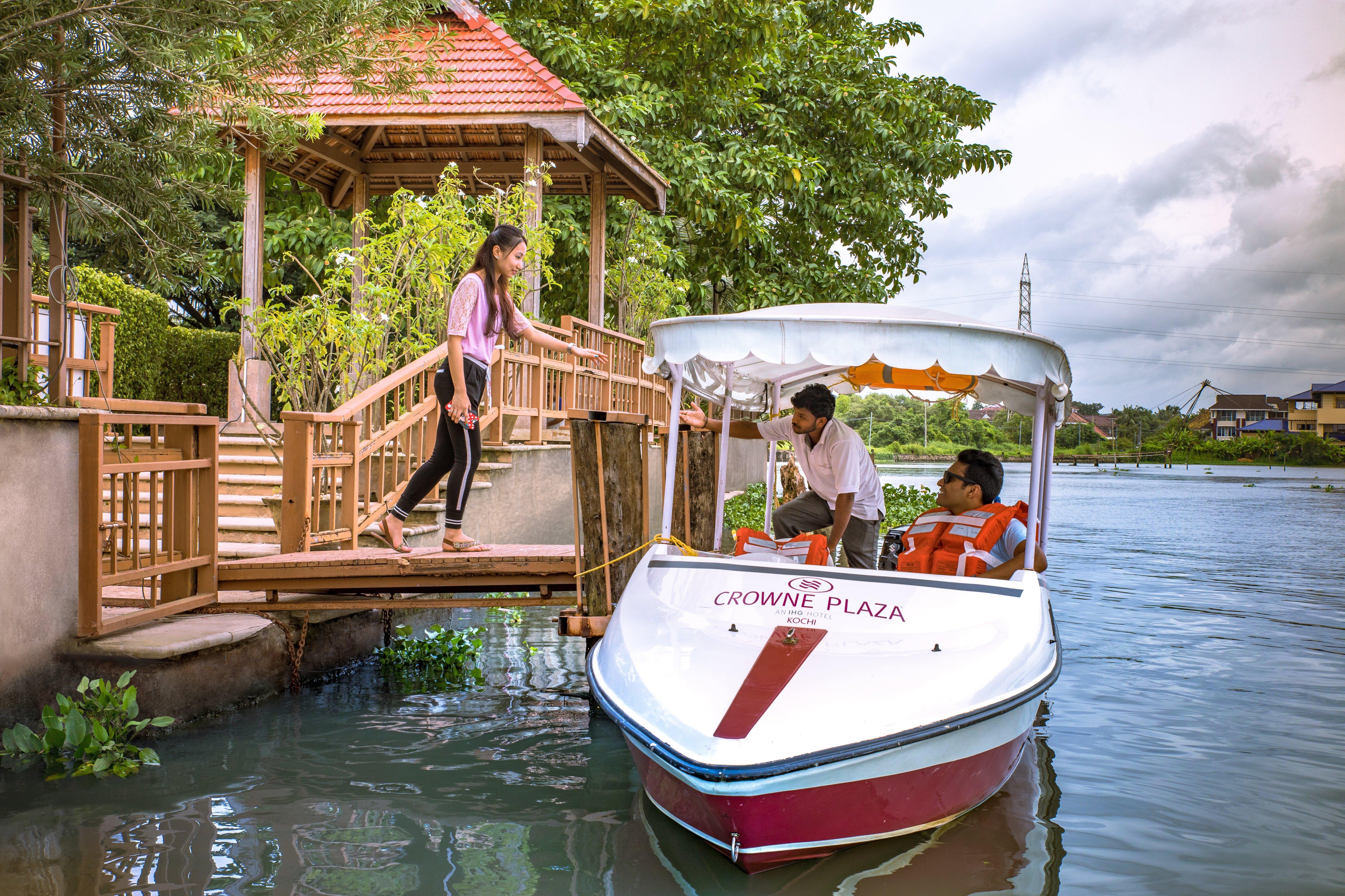 Crowne Plaza Kochi By Ihg Ξενοδοχείο Εξωτερικό φωτογραφία Boating at the lake