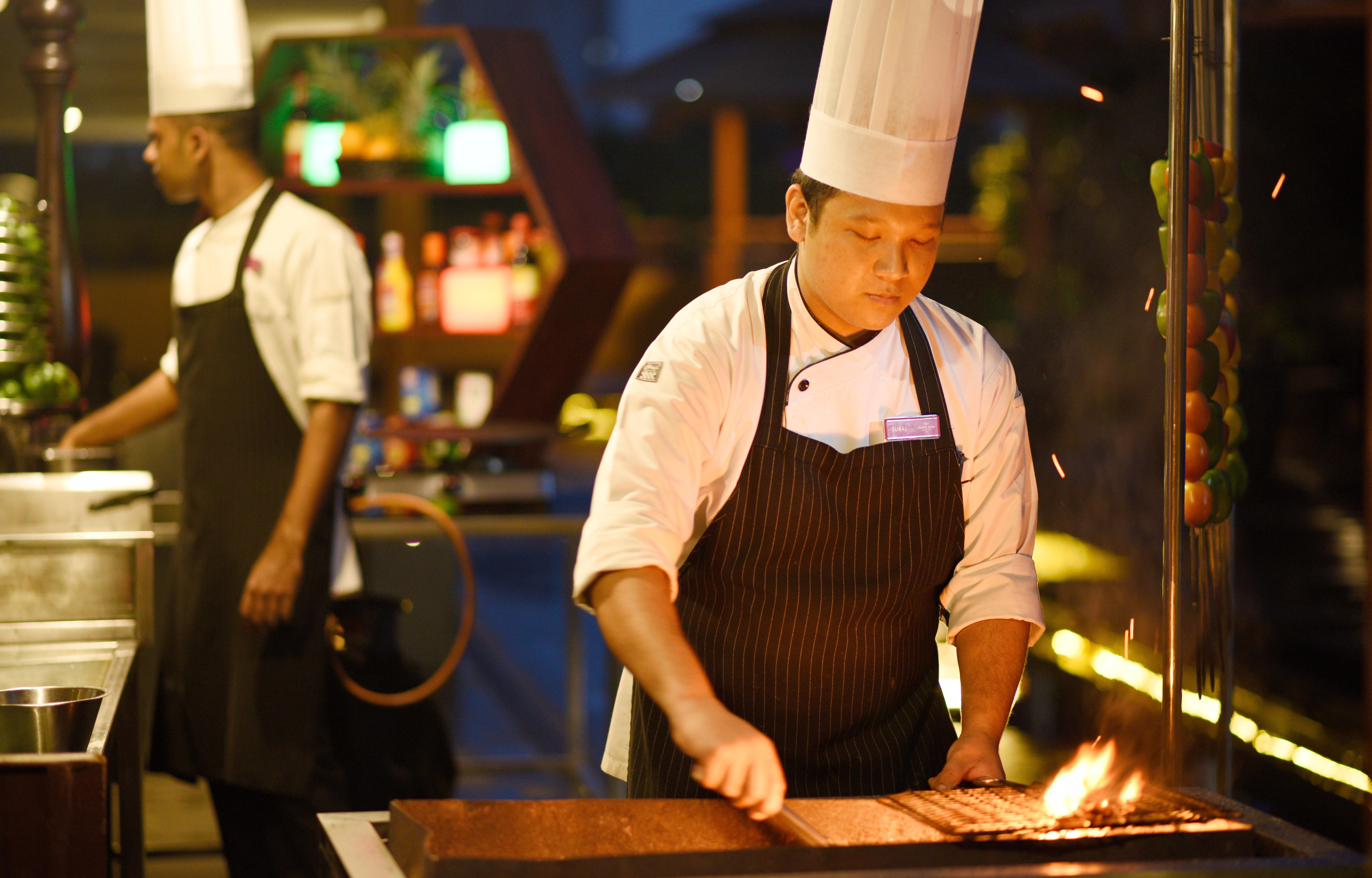 Crowne Plaza Kochi By Ihg Ξενοδοχείο Εξωτερικό φωτογραφία A chef cooking with a blowtorch