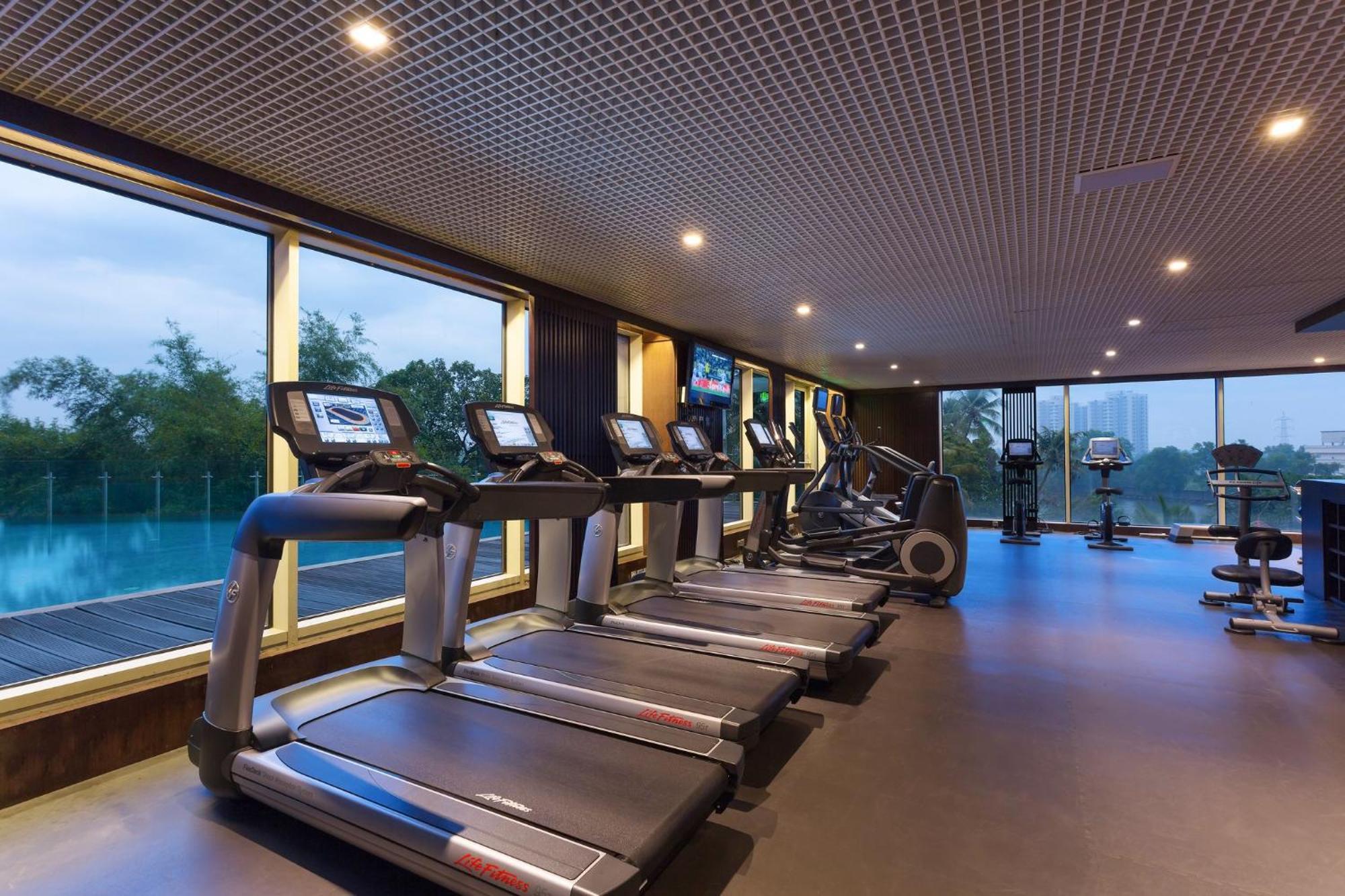Crowne Plaza Kochi By Ihg Ξενοδοχείο Εξωτερικό φωτογραφία The gym at the hotel