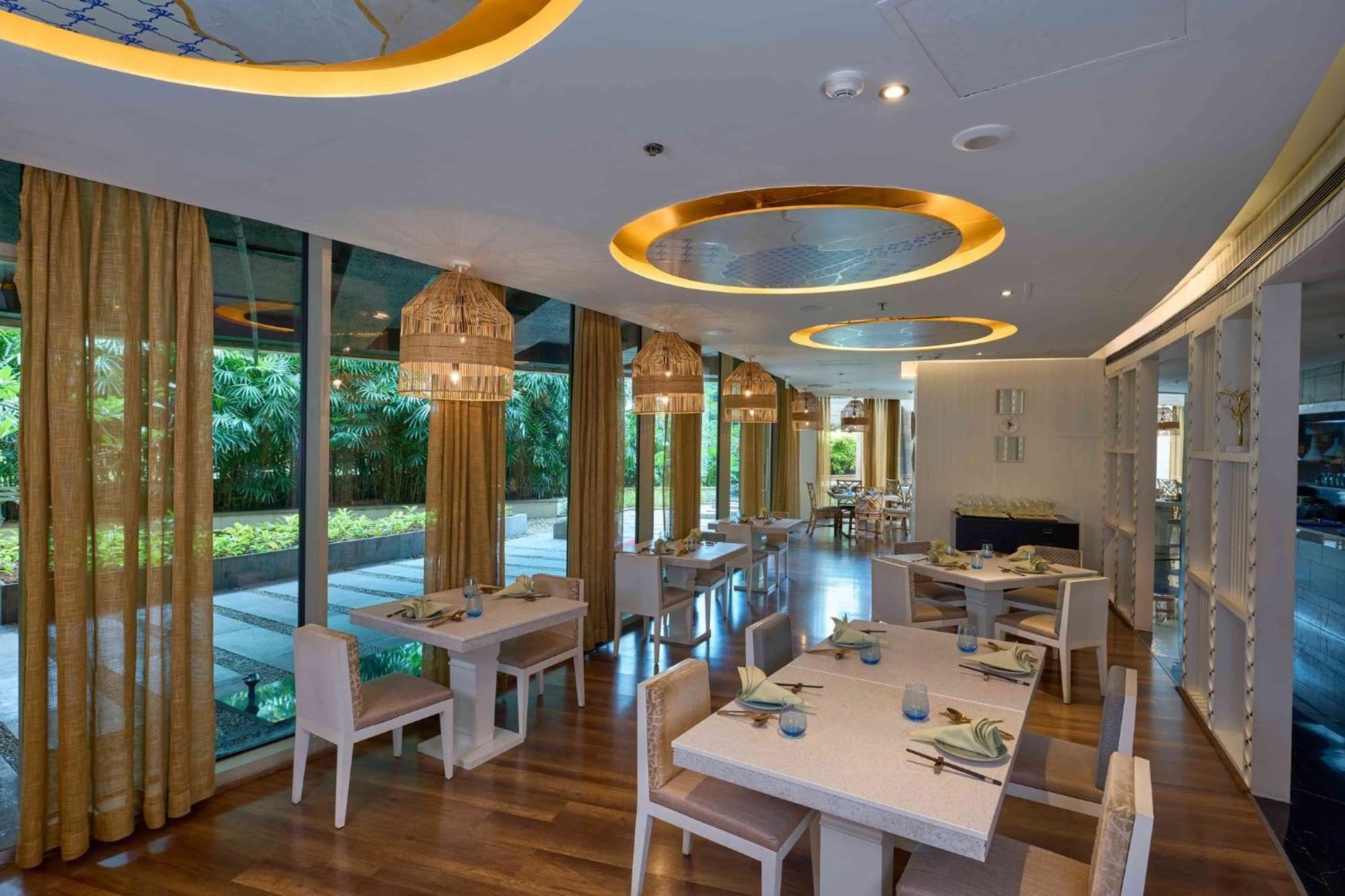 Crowne Plaza Kochi By Ihg Ξενοδοχείο Εξωτερικό φωτογραφία The restaurant