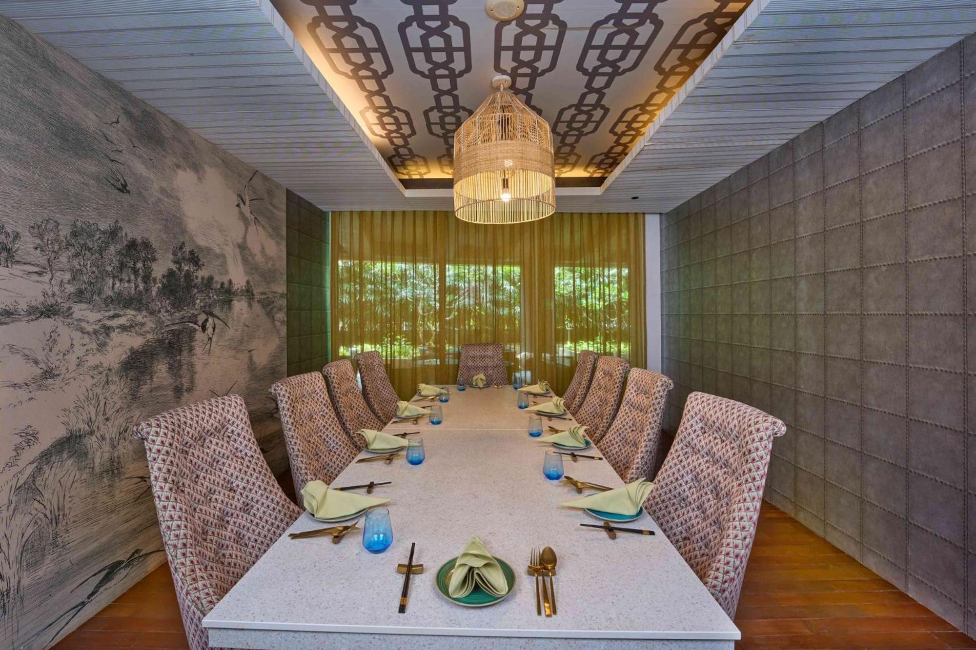 Crowne Plaza Kochi By Ihg Ξενοδοχείο Εξωτερικό φωτογραφία The interior of the restaurant