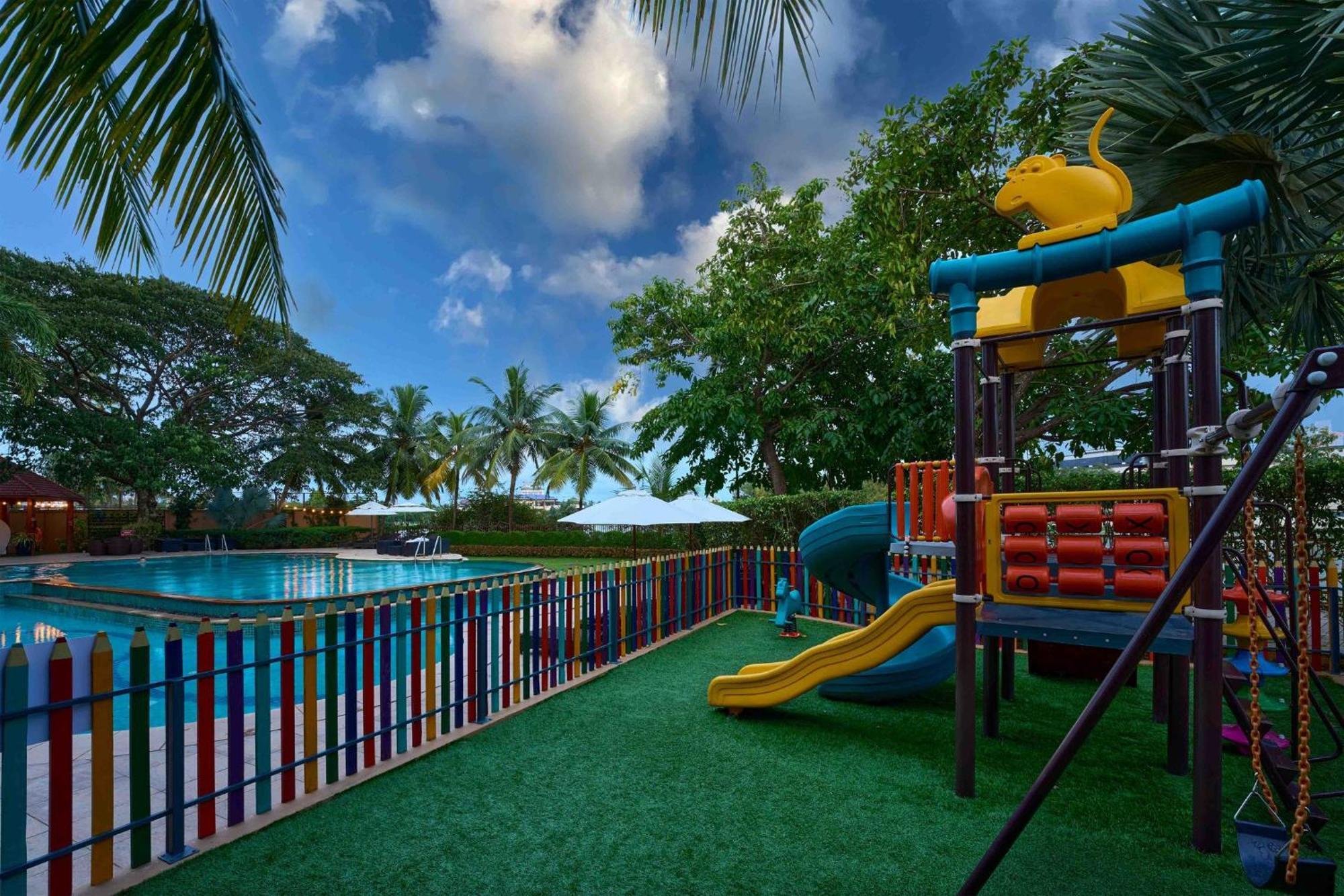Crowne Plaza Kochi By Ihg Ξενοδοχείο Εξωτερικό φωτογραφία Playground at the hotel